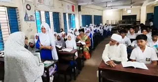 হঠাৎ কুমিল্লার একটি স্কুল পরিদর্শনে এমপি মনিরুল; শিক্ষার্থীদের পাশে বসে করলেন ক্লাস